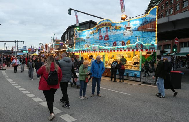 837. Hafengeburtstag Hamburg. Wie in jedem Jahr waren die Festivitäten an der Elbe auch in 2026 wieder an Anziehungspunkt für Hunderttausende von Menschen - darunter viele Touristen. Passanten schlendern die Straße Vorsetzen entlang. Altstadt Hamburg