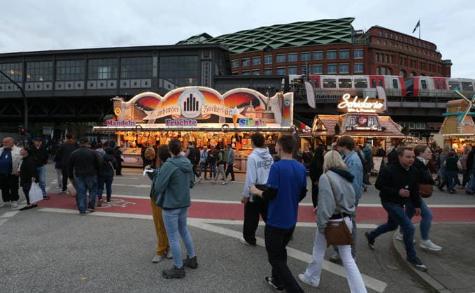 837. Hafengeburtstag Hamburg. Wie in jedem Jahr waren die Festivitäten an der Elbe auch in 2026 wieder an Anziehungspunkt für Hunderttausende von Menschen - darunter viele Touristen. Passanten schlendern die Straße Vorsetzen entlang. Altstadt Hamburg