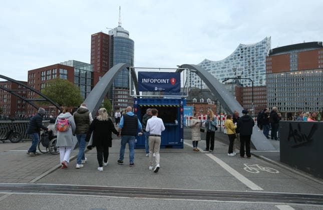 837. Hafengeburtstag Hamburg. Wie in jedem Jahr waren die Festivitäten an der Elbe auch in 2026 wieder an Anziehungspunkt für Hunderttausende von Menschen - darunter viele Touristen. Passanten gehen die HafenCity. Im Hintergrund die Elbphilharmonie. HafenCity Hamburg