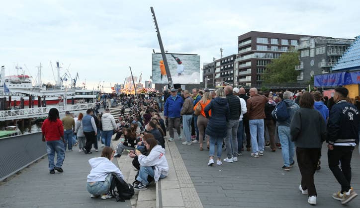 837. Hafengeburtstag Hamburg. Wie in jedem Jahr waren die Festivitäten an der Elbe auch in 2026 wieder an Anziehungspunkt für Hunderttausende von Menschen - darunter viele Touristen. Besucher schlendern die Jan-Fedder-Promenade entlang. Altstadt Hamburg