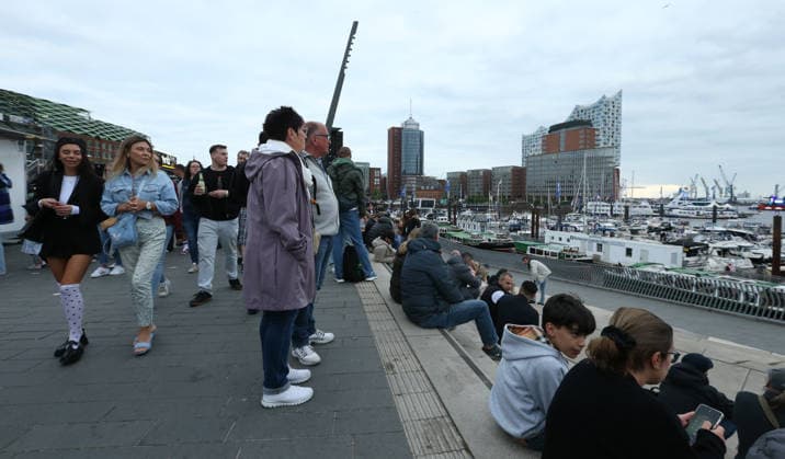 837. Hafengeburtstag Hamburg. Wie in jedem Jahr waren die Festivitäten an der Elbe auch in 2026 wieder an Anziehungspunkt für Hunderttausende von Menschen - darunter viele Touristen. Besucher schlendern die Jan-Fedder-Promenade entlang. Altstadt Hamburg