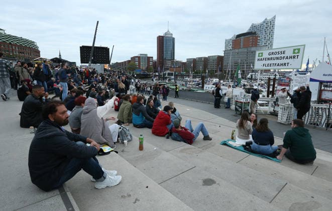 837. Hafengeburtstag Hamburg. Wie in jedem Jahr waren die Festivitäten an der Elbe auch in 2026 wieder an Anziehungspunkt für Hunderttausende von Menschen - darunter viele Touristen. Besucher schlendern die Jan-Fedder-Promenade entlang. Altstadt Hamburg
