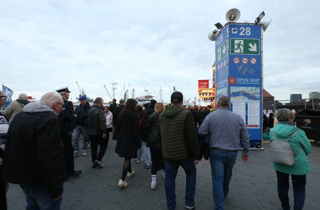 837. Hafengeburtstag Hamburg. Wie in jedem Jahr waren die Festivitäten an der Elbe auch in 2026 wieder an Anziehungspunkt für Hunderttausende von Menschen - darunter viele Touristen. Besucher schlendern die Jan-Fedder-Promenade entlang. Altstadt Hamburg