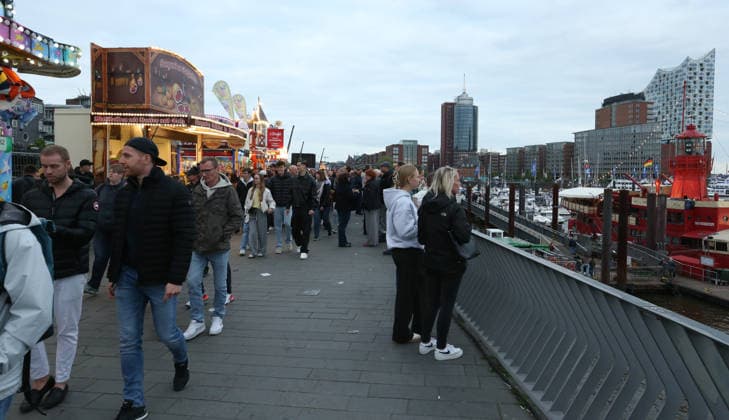 837. Hafengeburtstag Hamburg. Wie in jedem Jahr waren die Festivitäten an der Elbe auch in 2026 wieder an Anziehungspunkt für Hunderttausende von Menschen - darunter viele Touristen. Besucher schlendern die Jan-Fedder-Promenade entlang. Altstadt Hamburg