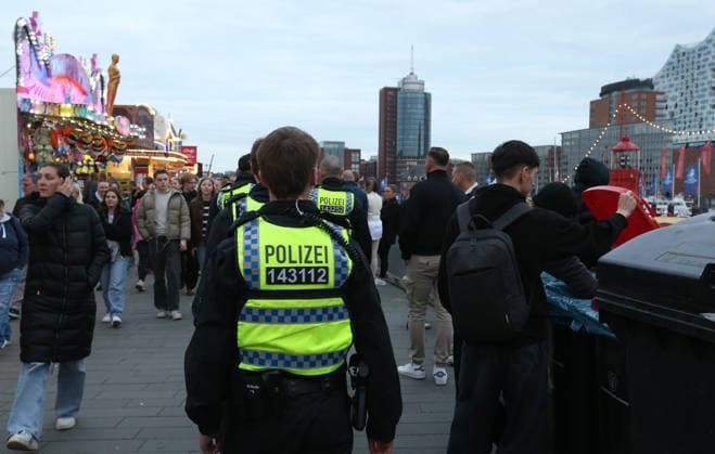 837. Hafengeburtstag Hamburg. Wie in jedem Jahr waren die Festivitäten an der Elbe auch in 2026 wieder an Anziehungspunkt für Hunderttausende von Menschen - darunter viele Touristen. Besucher schlendern die Jan-Fedder-Promenade entlang. Die Polizei war mit einer Vielzahl von Einsatzkräften vor Ort, um für Sicherheit zu sorgen. Altstadt Hamburg