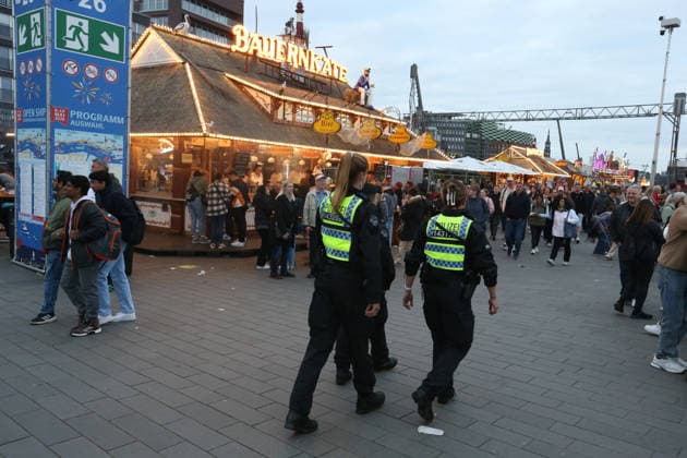 837. Hafengeburtstag Hamburg. Wie in jedem Jahr waren die Festivitäten an der Elbe auch in 2026 wieder an Anziehungspunkt für Hunderttausende von Menschen - darunter viele Touristen. Besucher schlendern die Jan-Fedder-Promenade entlang. Die Polizei war mit einer Vielzahl von Einsatzkräften vor Ort, um für Sicherheit zu sorgen. Altstadt Hamburg