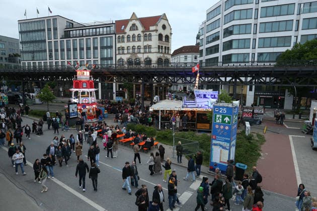 837. Hafengeburtstag Hamburg. Wie in jedem Jahr waren die Festivitäten an der Elbe auch in 2026 wieder an Anziehungspunkt für Hunderttausende von Menschen - darunter viele Touristen. Besucher schlendern in der Straße Vorsetzen entlang. Altstadt Hamburg