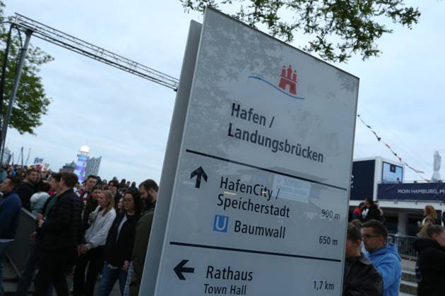 837. Hafengeburtstag Hamburg. Wie in jedem Jahr waren die Festivitäten an der Elbe auch in 2026 wieder an Anziehungspunkt für Hunderttausende von Menschen - darunter viele Touristen. Besucher schlendern die Jan-Fedder-Promenade entlang. Altstadt Hamburg