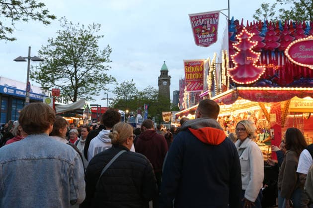 837. Hafengeburtstag Hamburg. Wie in jedem Jahr waren die Festivitäten an der Elbe auch in 2026 wieder an Anziehungspunkt für Hunderttausende von Menschen - darunter viele Touristen. Besucher schlendern die Straße bei den Landungsbrücken entlang. Altstadt Hamburg