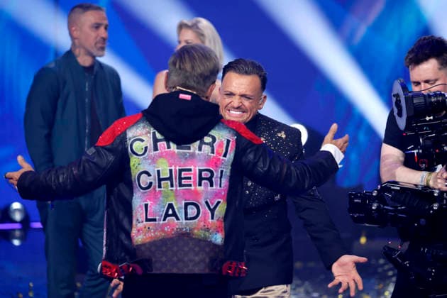 Juror Dieter Bohlen gratuliert Kandidat Menowin Fröhlich zum Gewinn der 22. Staffel der deutschen Gesangs-Castingshow Deutschland sucht den Superstar (DSDS) in den MMC-Studios. Köln, 09.05.2026 NRW Deutschland Copyright: xChristophxHardtx