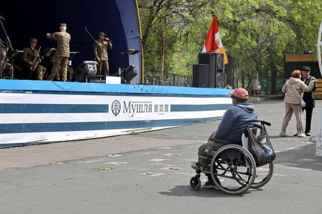 Europe Day in Odessa - 09 May 2026 A man dressed in a military uniform of the Ukrainian Armed Forces in a wheelchair watches the performance of the Military Orchestra of the 11th M. Hrushevsky Brigade of the First Operational-Territorial Union of the National Guard of Ukraine in the central park of culture and recreation named after Taras Shevchenko. On May 9, Ukraine and the European Union celebrate Europe Day—a holiday symbolizing the unity of nations around shared democratic values, human rights, the rule of law, and peace. In Ukraine, this holiday was introduced in 2003 by presidential decree. Back then, it was celebrated on the third Saturday of May, emphasizing the country s commitment to rapprochement with the EU. However, in 2023, t Copyright: xViacheslavxOnyshchenkox xSOPAxImagesx Vonyshchenko(2)