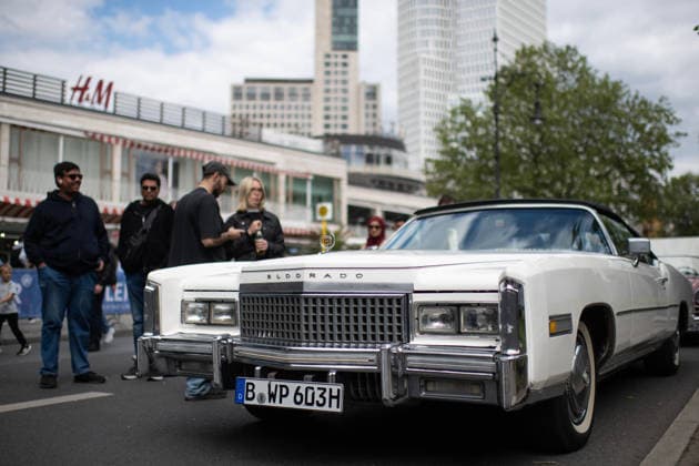 (260510) -- BERLIN, May 10, 2026 -- People view a vintage car at the Classic Days event in Berlin, Germany, May 9, 2026. This year s Berlin Classic Days event takes place from May 9 to 10, with around 2,000 vintage cars gathering at the event, giving visitors a chance to admire some of the most iconic classic models. ) GERMANY-BERLIN-CLASSIC DAYS-VINTAGE CARS ZhangxHaofu 