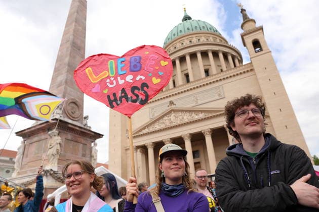 Menschen stehen mit Schild Liebe über Hass auf dem Alten Markt während einer Demo zum Christopher Street Day in Potsdam, 9. Mai 2026. CSD in Potsdam