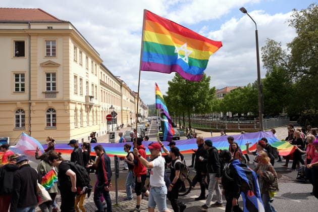 Menschen laufen mit Regenbogenfahnen in der Dortustraße während einer Demo zum Christopher Street Day in Potsdam, 9. Mai 2026. CSD in Potsdam