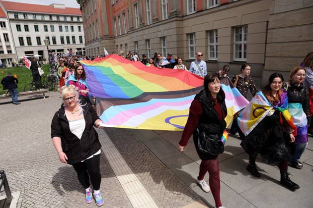 Menschen laufen mit Regenbogenfahne am Landtag während einer Demo zum Christopher Street Day in Potsdam, 9. Mai 2026. CSD in Potsdam