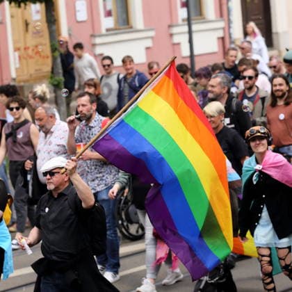Menschen laufen mit Regenbogenfahne in der Charlottenstraße während einer Demo zum Christopher Street Day in Potsdam, 9. Mai 2026. CSD in Potsdam