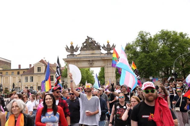 Menschen laufen mit diversen Fahnen am Jägertor während einer Demo zum Christopher Street Day in Potsdam, 9. Mai 2026. CSD in Potsdam