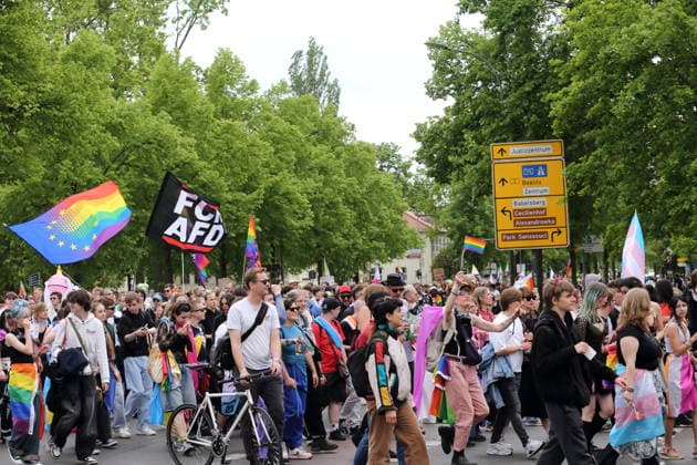 Menschen laufen mit diversen Fahnen in der Pappelallee während einer Demo zum Christopher Street Day in Potsdam, 9. Mai 2026. CSD in Potsdam