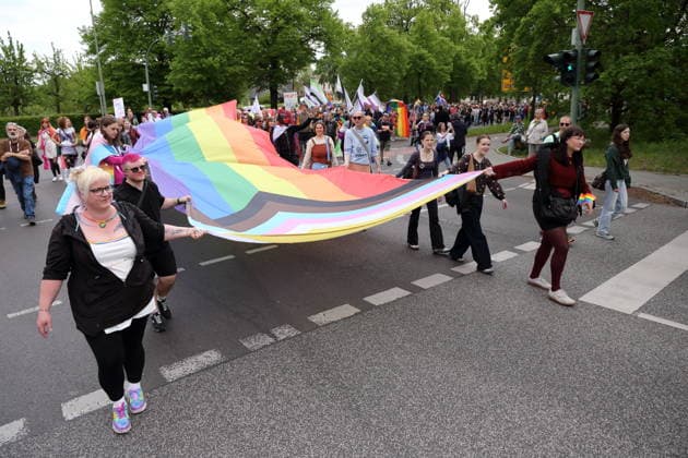 Menschen laufen mit Regenbogenfahne in der Pappelallee während einer Demo zum Christopher Street Day in Potsdam, 9. Mai 2026. CSD in Potsdam