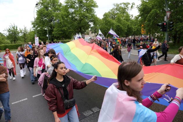 Menschen laufen mit Regenbogenfahne in der Pappelallee während einer Demo zum Christopher Street Day in Potsdam, 9. Mai 2026. CSD in Potsdam
