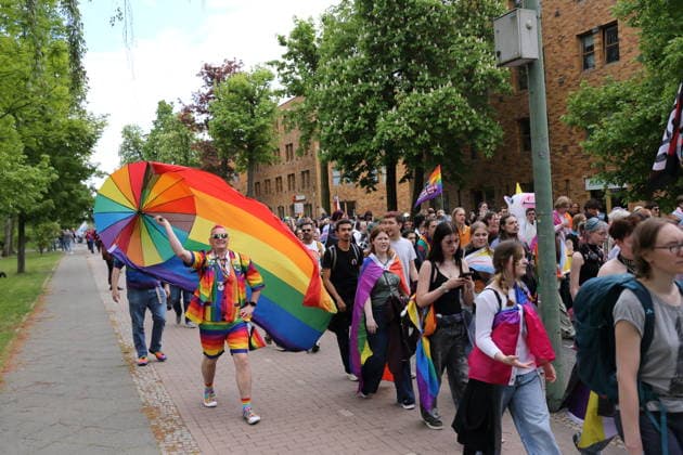 Menschen laufen mit Regenbogenfahne in der Pappelallee während einer Demo zum Christopher Street Day in Potsdam, 9. Mai 2026. CSD in Potsdam