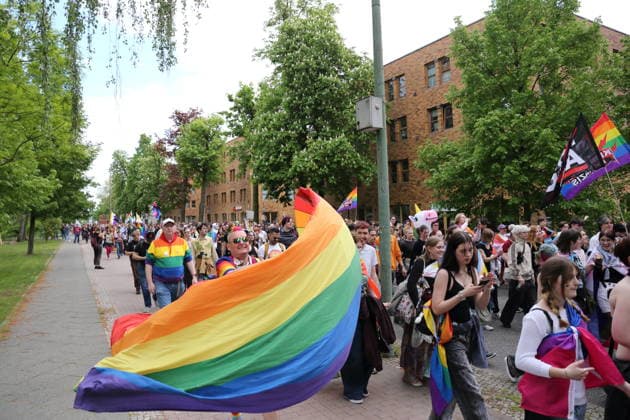 Menschen laufen mit Regenbogenfahne in der Pappelallee während einer Demo zum Christopher Street Day in Potsdam, 9. Mai 2026. CSD in Potsdam