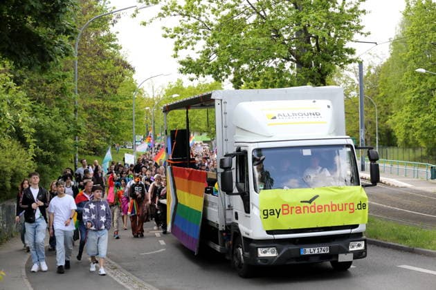 Ein Fahrzeug mit der Aufschrift gayBrandenburg.de fährt in der Kiepenheuerallee während einer Demo zum Christopher Street Day in Potsdam, 9. Mai 2026. CSD in Potsdam