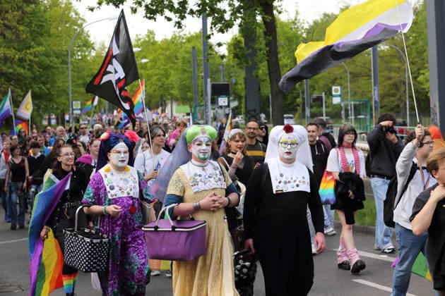 Schwestern der Perpetuellen Indulgenz laufen in der Kiepenheuerallee während einer Demo zum Christopher Street Day in Potsdam, 9. Mai 2026. CSD in Potsdam
