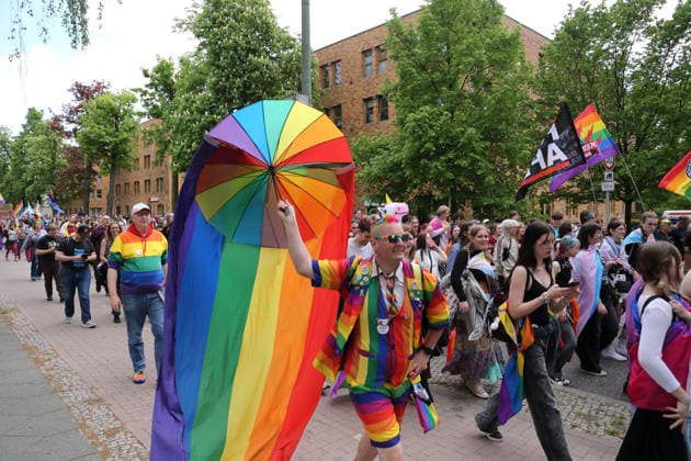 Menschen laufen mit Regenbogenfahne in der Pappelallee während einer Demo zum Christopher Street Day in Potsdam, 9. Mai 2026. CSD in Potsdam