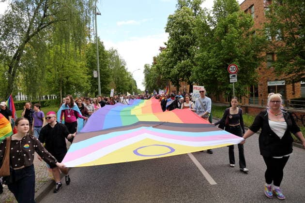 Menschen laufen mit Regenbogenfahne in der Pappelallee während einer Demo zum Christopher Street Day in Potsdam, 9. Mai 2026. CSD in Potsdam