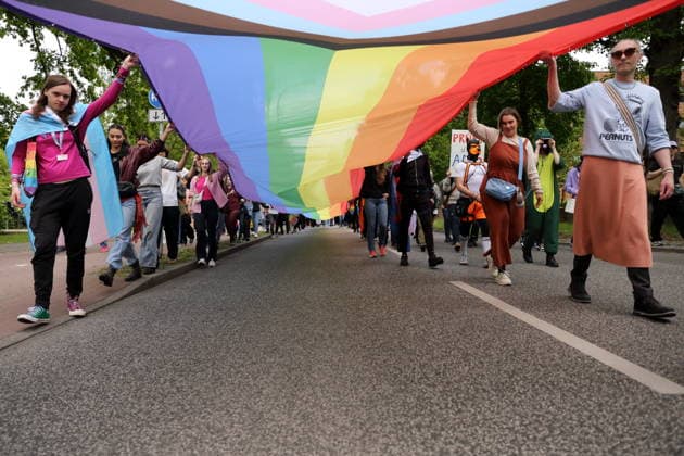 Menschen laufen mit Regenbogenfahne in der Pappelallee während einer Demo zum Christopher Street Day in Potsdam, 9. Mai 2026. CSD in Potsdam