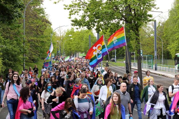 Menschen laufen mit Regenbogenfahnen in der Kiepenheuerallee während einer Demo zum Christopher Street Day in Potsdam, 9. Mai 2026. CSD in Potsdam