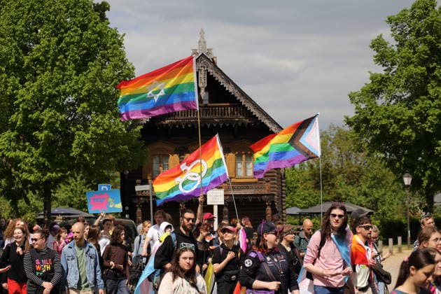 Menschen laufen mit Regenbogenfahnen in der Russischen Kolonie Alexandrowka während einer Demo zum Christopher Street Day in Potsdam, 9. Mai 2026. CSD in Potsdam
