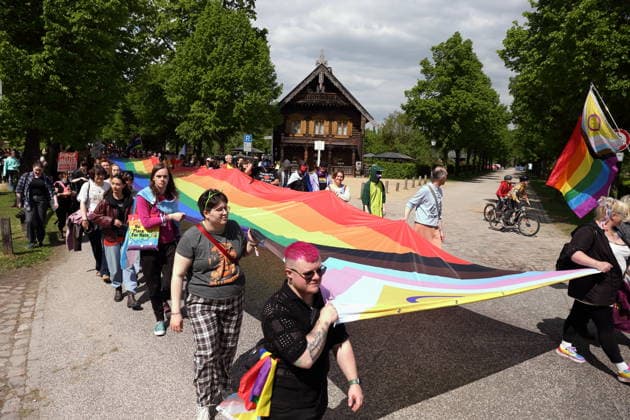 Menschen laufen mit Regenbogenfahne in der Russischen Kolonie Alexandrowka während einer Demo zum Christopher Street Day in Potsdam, 9. Mai 2026. CSD in Potsdam