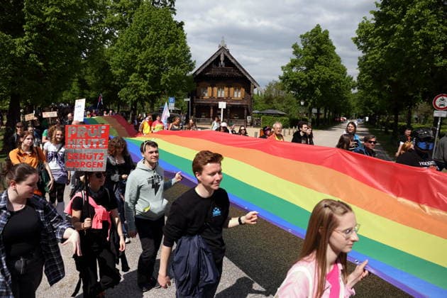 Menschen laufen mit Regenbogenfahne in der Russischen Kolonie Alexandrowka während einer Demo zum Christopher Street Day in Potsdam, 9. Mai 2026. CSD in Potsdam