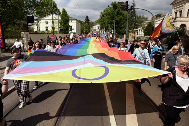 Menschen laufen mit Regenbogenfahne in der Friedrich-Ebert-Straße während einer Demo zum Christopher Street Day in Potsdam, 9. Mai 2026. CSD in Potsdam