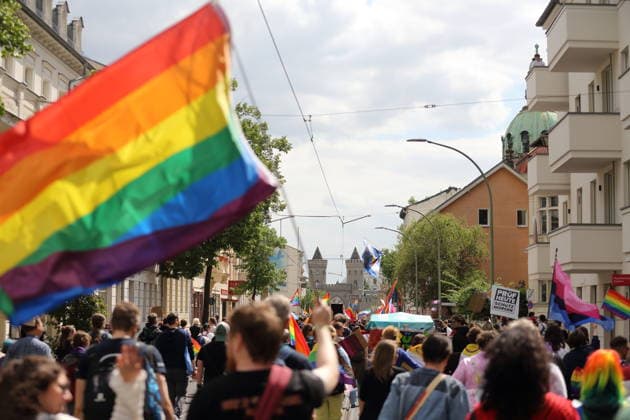 Menschen laufen mit Regenbogenfahne in der Friedrich-Ebert-Straße während einer Demo zum Christopher Street Day in Potsdam, 9. Mai 2026. CSD in Potsdam