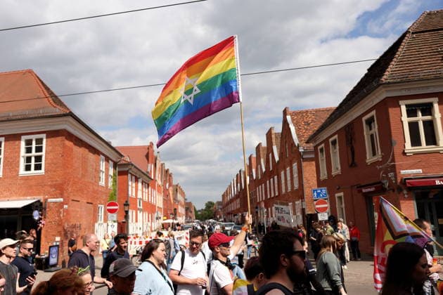 Menschen laufen mit Regenbogenfahne am Holländischen Viertel in der Friedrich-Ebert-Straße während einer Demo zum Christopher Street Day in Potsdam, 9. Mai 2026. CSD in Potsdam