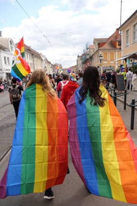 Menschen laufen mit Regenbogenfahnen in der Friedrich-Ebert-Straße während einer Demo zum Christopher Street Day in Potsdam, 9. Mai 2026. CSD in Potsdam
