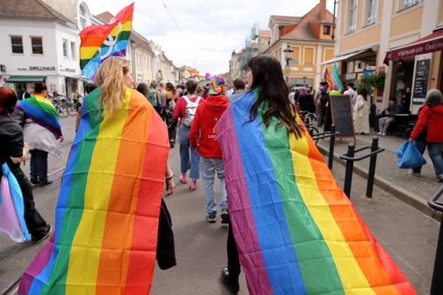 Menschen laufen mit Regenbogenfahnen in der Friedrich-Ebert-Straße während einer Demo zum Christopher Street Day in Potsdam, 9. Mai 2026. CSD in Potsdam