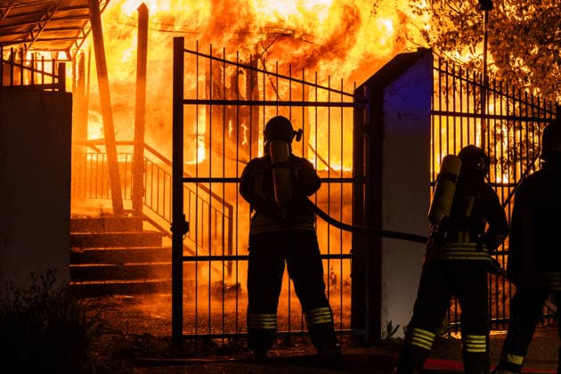 Massive Fire Erupted In A Building Near Turin Firefighters work to extinguish a blaze at the former Vittorini branch, which housed volunteer organizations recently evicted, in Grugliasco, Torino, Italy, on May 9, 2026. No injuries are reported. Torino - Italy  Copyright: xMauroxUjettox originalFilename: ujetto-amassive260510_npYVC.jpg