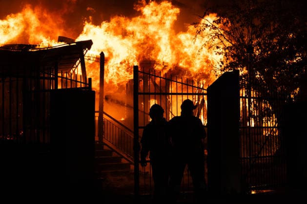 Massive Fire Erupted In A Building Near Turin Firefighters work to extinguish a blaze at the former Vittorini branch, which housed volunteer organizations recently evicted, in Grugliasco, Torino, Italy, on May 9, 2026. No injuries are reported. Torino - Italy  Copyright: xMauroxUjettox originalFilename: ujetto-amassive260510_nplf7.jpg