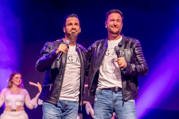 ABB WENDLER- Michael Wendler der Schlager Saenger mit seinem Double Oliver Pocher als Wendler auf der Buehne beim Konzert Michael Wendler Live 2026 Turbinenhalle 1 am 09.05.2026 in Oberhausen NRW Deutschland