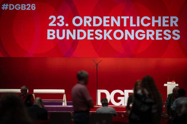 Blick in die Veranstaltungshalle im Estrel Hotel kurz vor Beginn des Bundeskongresses;DGB Bundeskongress 2026 in Berlin - Deutscher Gewerkschaftsbund - 23. Ordentlicher Bundeskongress, Berlin Berlin Deutschland Hotel Estrel