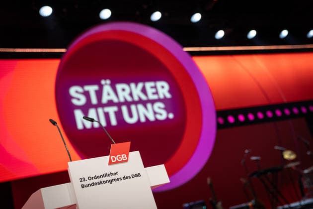 Blick in die Veranstaltungshalle im Estrel Hotel kurz vor Beginn des Bundeskongresses;DGB Bundeskongress 2026 in Berlin - Deutscher Gewerkschaftsbund - 23. Ordentlicher Bundeskongress, Berlin Berlin Deutschland Hotel Estrel