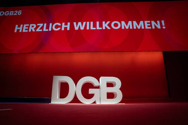Blick in die Veranstaltungshalle im Estrel Hotel kurz vor Beginn des Bundeskongresses;DGB Bundeskongress 2026 in Berlin - Deutscher Gewerkschaftsbund - 23. Ordentlicher Bundeskongress, Berlin Berlin Deutschland Hotel Estrel