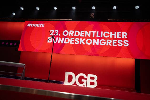Blick in die Veranstaltungshalle im Estrel Hotel kurz vor Beginn des Bundeskongresses;DGB Bundeskongress 2026 in Berlin - Deutscher Gewerkschaftsbund - 23. Ordentlicher Bundeskongress, Berlin Berlin Deutschland Hotel Estrel