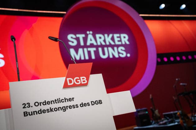 Blick in die Veranstaltungshalle im Estrel Hotel kurz vor Beginn des Bundeskongresses;DGB Bundeskongress 2026 in Berlin - Deutscher Gewerkschaftsbund - 23. Ordentlicher Bundeskongress, Berlin Berlin Deutschland Hotel Estrel