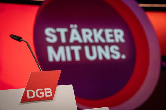 Blick in die Veranstaltungshalle im Estrel Hotel kurz vor Beginn des Bundeskongresses;DGB Bundeskongress 2026 in Berlin - Deutscher Gewerkschaftsbund - 23. Ordentlicher Bundeskongress, Berlin Berlin Deutschland Hotel Estrel