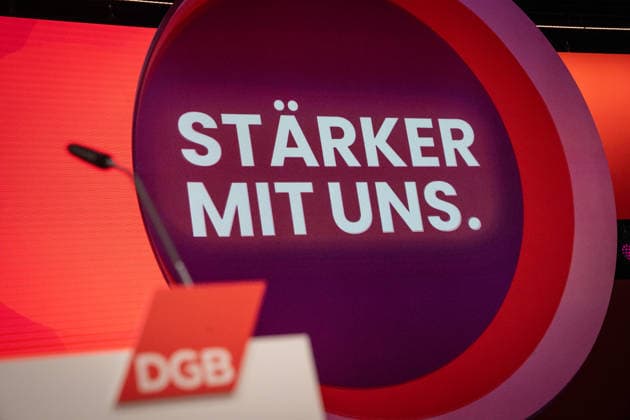 Blick in die Veranstaltungshalle im Estrel Hotel kurz vor Beginn des Bundeskongresses;DGB Bundeskongress 2026 in Berlin - Deutscher Gewerkschaftsbund - 23. Ordentlicher Bundeskongress, Berlin Berlin Deutschland Hotel Estrel